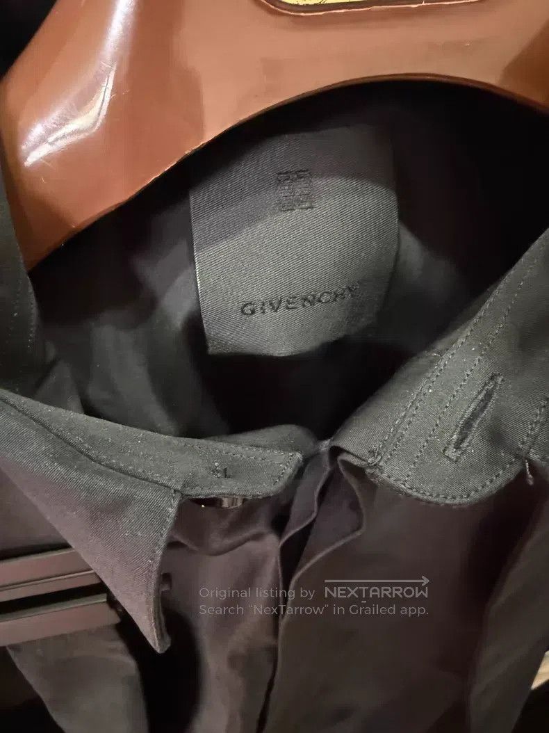 Givenchy Givenchy size 39 Men's classic lock button shirt Size US M / EU 48-50 / 2 - 3 Thumbnail