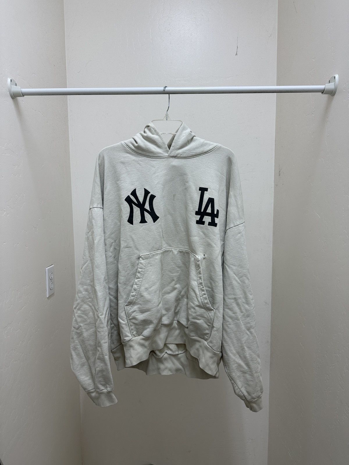Holiday Brand Beige NY to LA Hoodie Size US XL / EU 56 / 4 - 1 Thumbnail