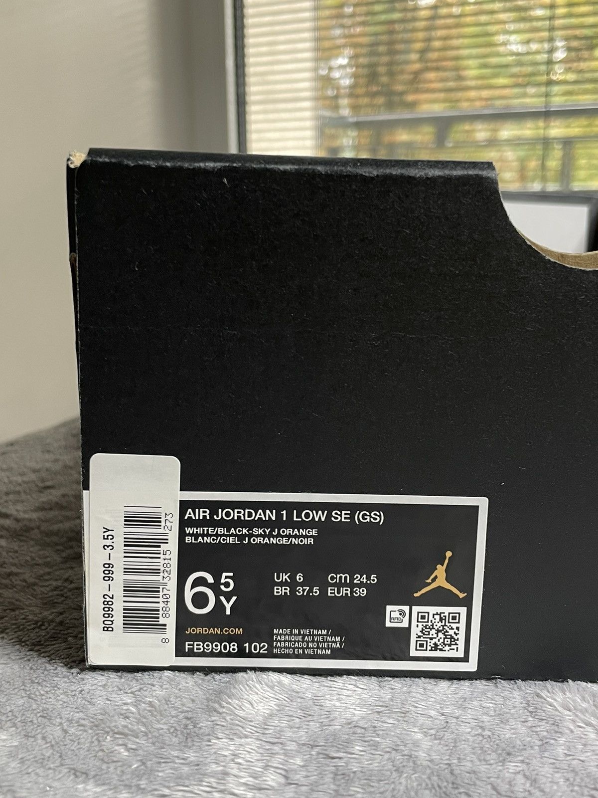 Nike AIR JORDAN 1 LOW SE (GS) Size US 6.5 / EU 39-40 - 8 Thumbnail