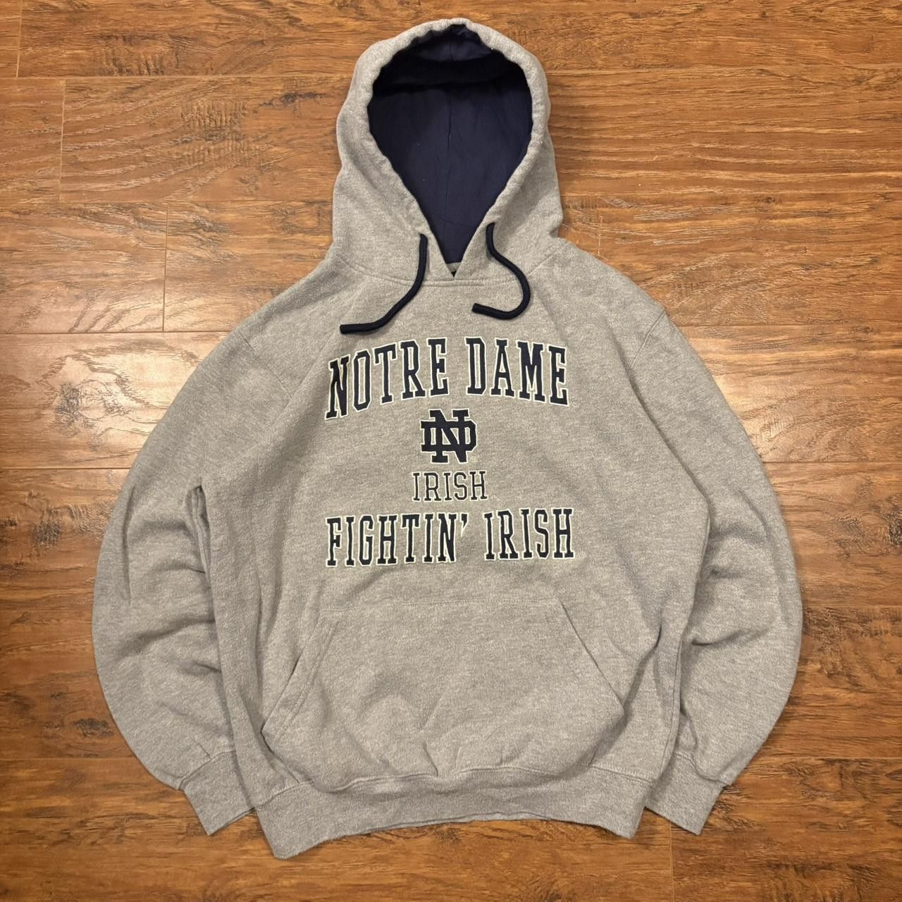 Colosseum Athletics Crazy Vintage Y2K/2000s Notre Dame Fighting Irish Colosseum Grey College Essential Hoodie! Size US S / EU 44-46 / 1 - 1 Thumbnail