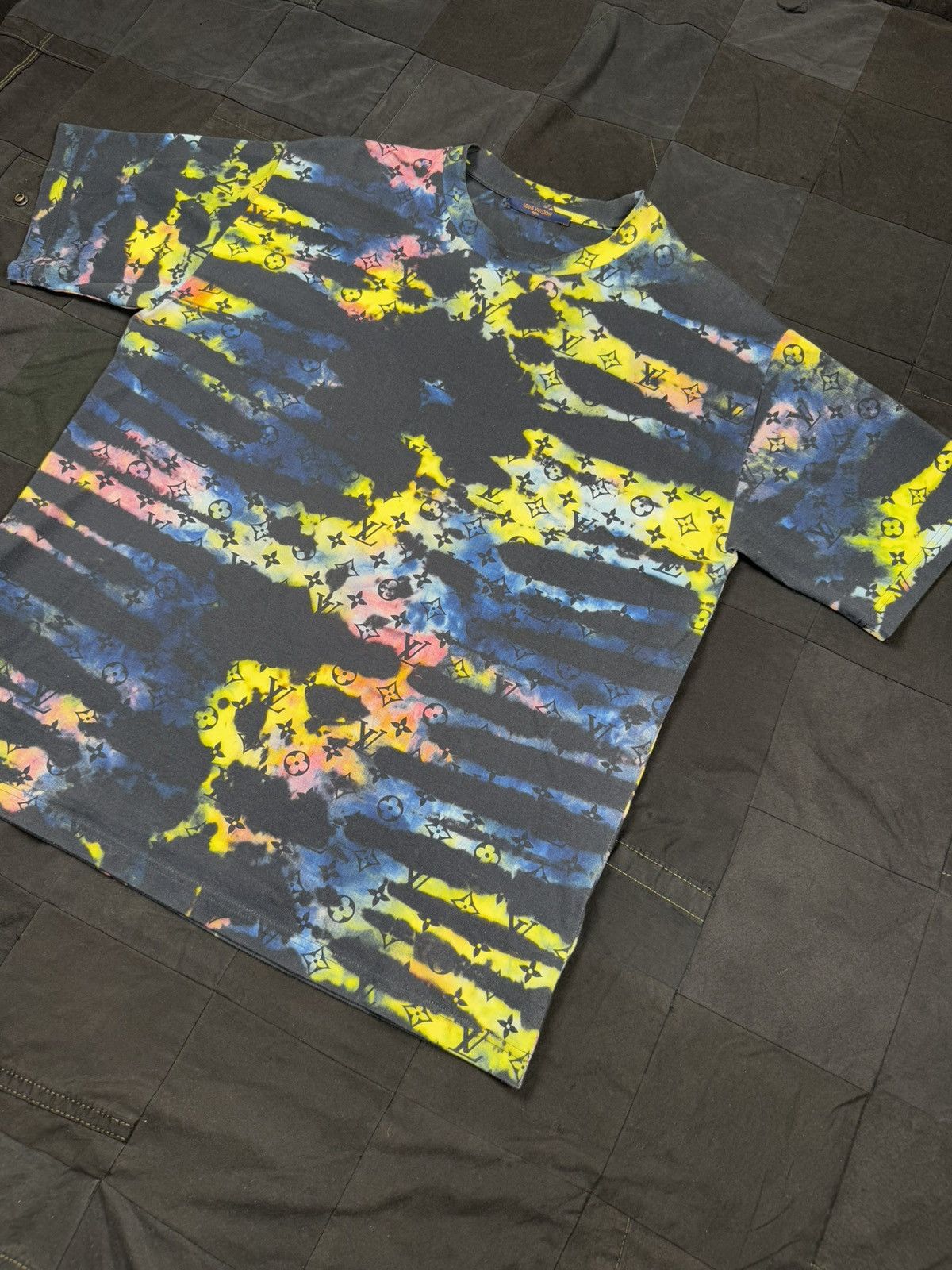 Louis Vuitton Tie Dye Monogram Tee Size US XL / EU 56 / 4 - 2 Thumbnail
