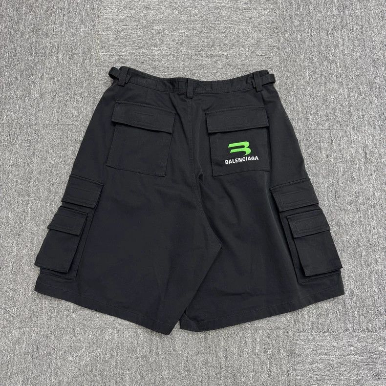 Balenciaga Balenciaga game badge cargo shorts Size US 44 / EU 60 - 2 Thumbnail