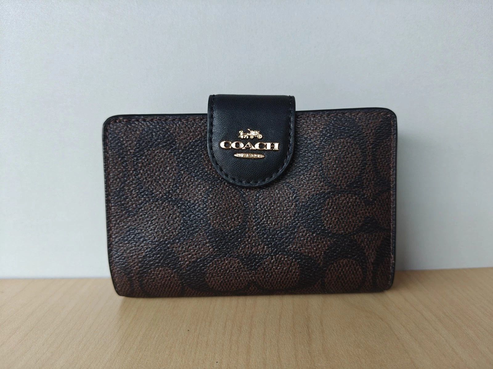 Coach Coach Medium Corner Zip Wallet In Signature T/1016 Size ONE SIZE - 1 Thumbnail