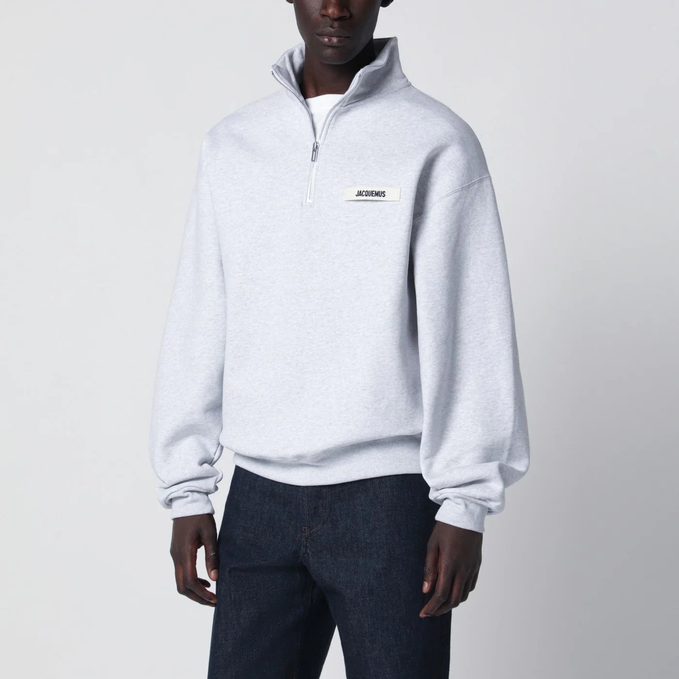 Jacquemus o1d2blof0526 Zip-Neck Logo Sweatshirt in Light Grey Size US XL / EU 56 / 4 - 1 Thumbnail
