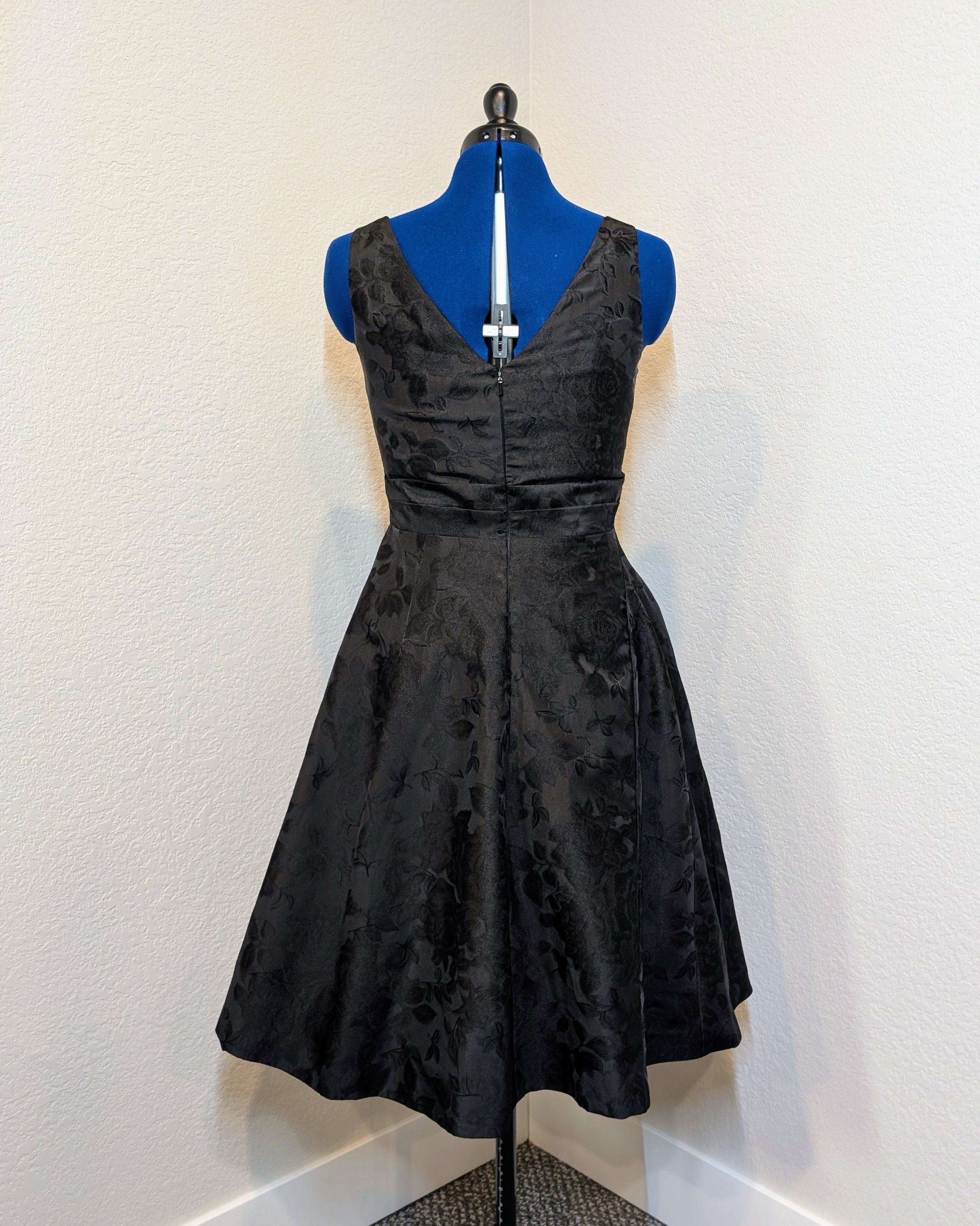 White House Black Market Black Jacquard A-Line V-Neck Midi Dress WHBM Size 6 Size M / US 6-8 / IT 42-44 - 3 Thumbnail