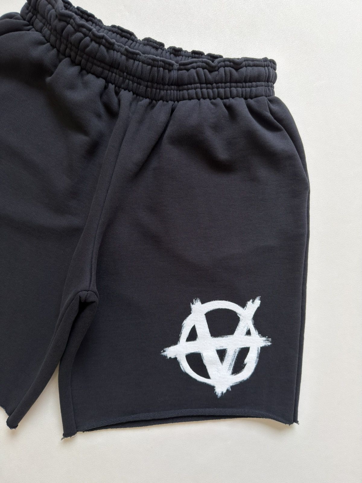 Vetements ‘Anarchy’ Print Black Raw Hem Shorts Size US 32 / EU 48 - 7 Thumbnail