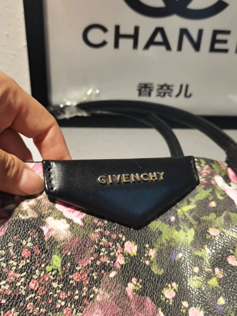 Givenchy Givenchy Large Tote with pockets, black leather handle Size ONE SIZE - 6 Thumbnail