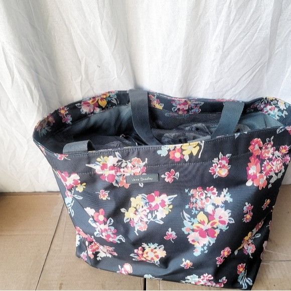 Vera Bradley Like NWT Vera Bradley Drawstring Family Large Tote Size ONE SIZE - 1 Thumbnail