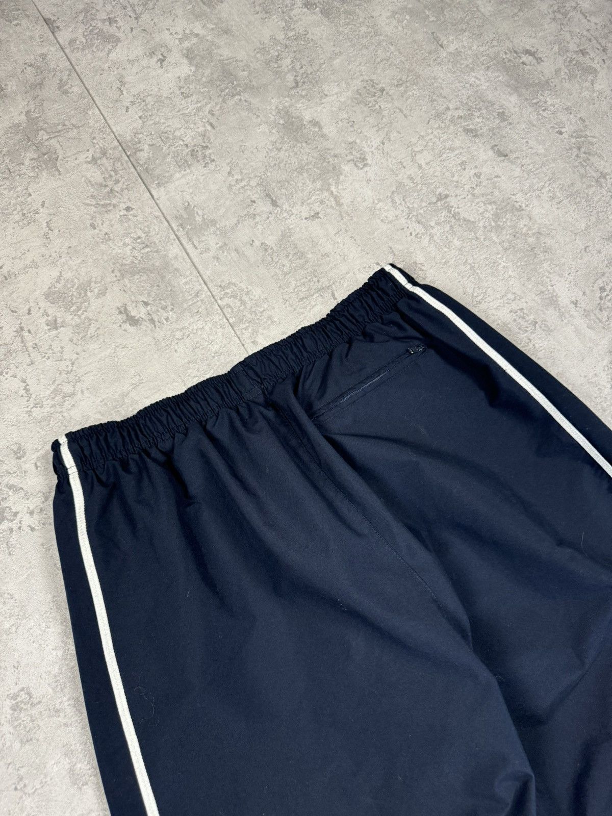 Nike Nike Vintage Navy Y2K Track Pants Joggers Swoosh Logo SizeXL Size US 36 / EU 52 - 13 Thumbnail
