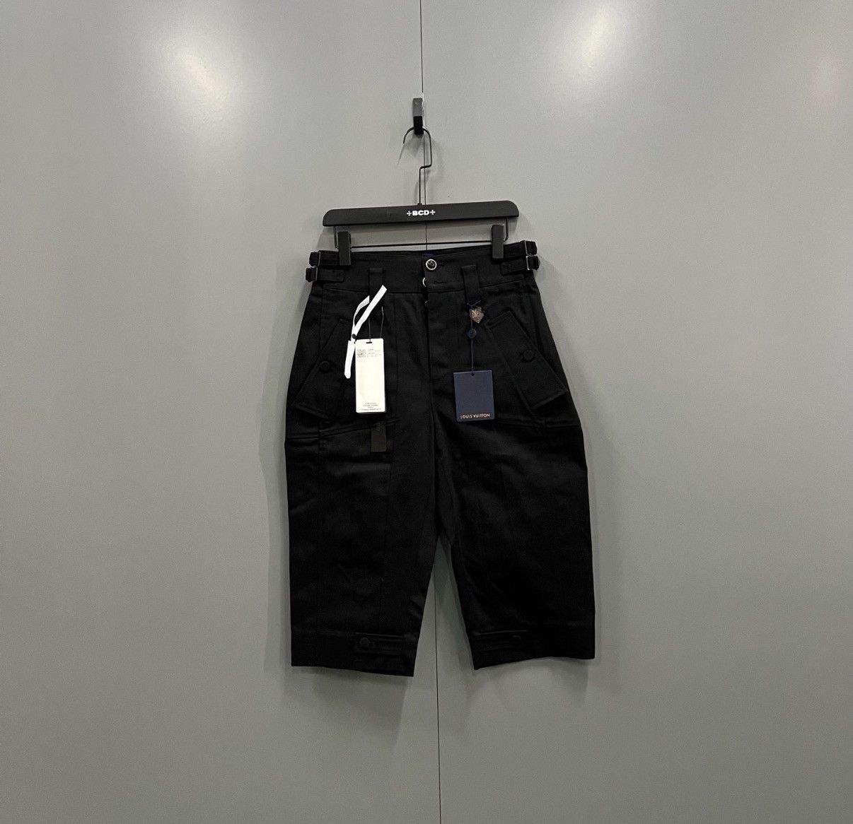 Louis Vuitton Louis Vuitton Black Oversized Bermuda Shorts J41 Size 24" / US 00 / IT 34 - 1 Thumbnail