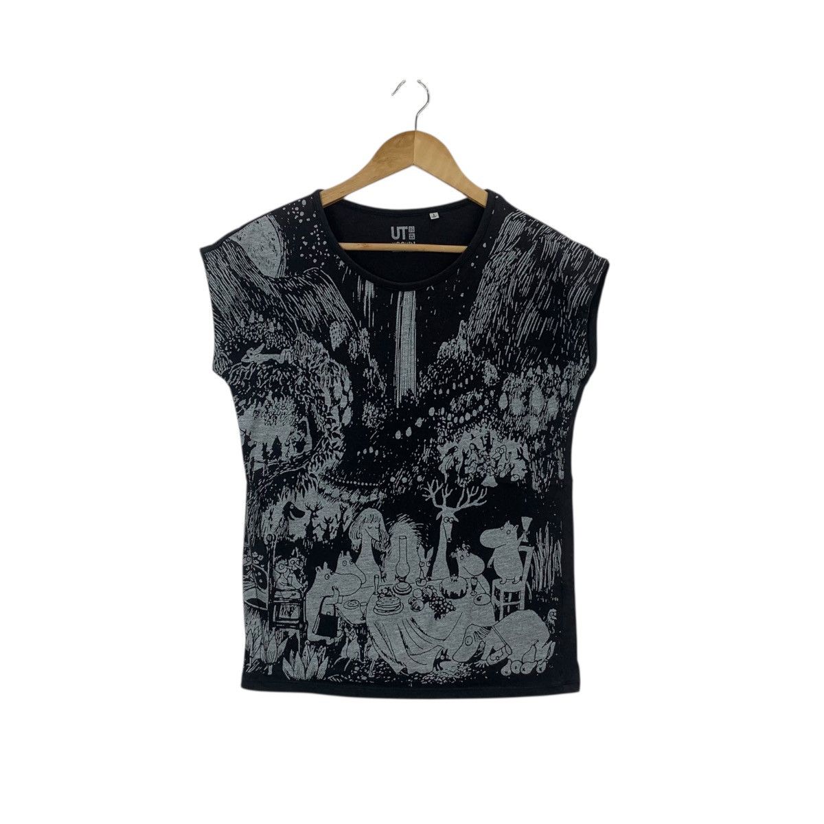 Uniqlo UNIQLO x MOOMIN CHARACTERS Over Print Cartoon Tank Top Tee Size S / US 4 / IT 40 - 1 Thumbnail