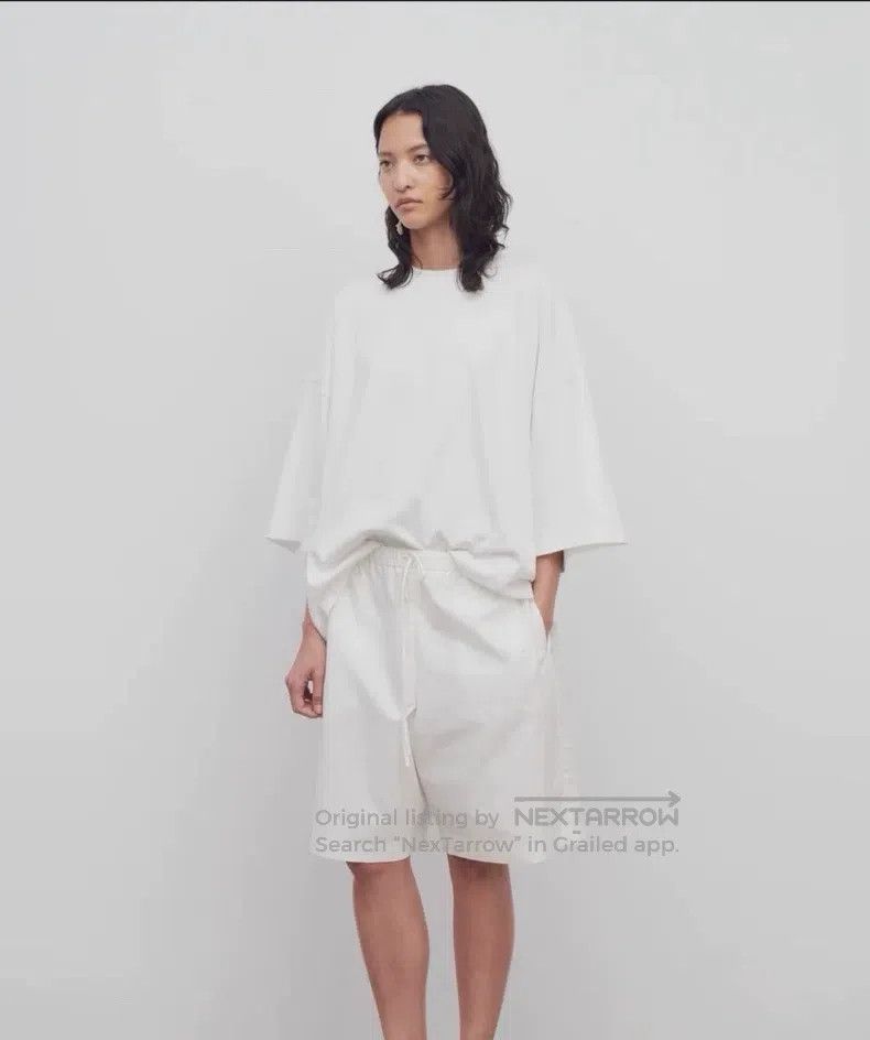The row Loose round neck and white short sleeves