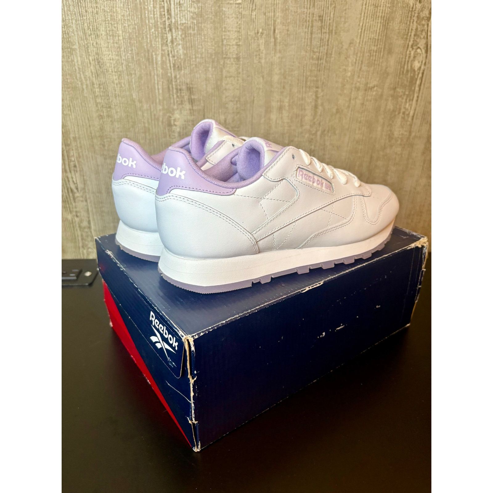 Reebok NWT 9.5W - Classic Leather Reebok Running Shoe (wht/purple) Size US 9.5 / IT 39.5 - 3 Thumbnail