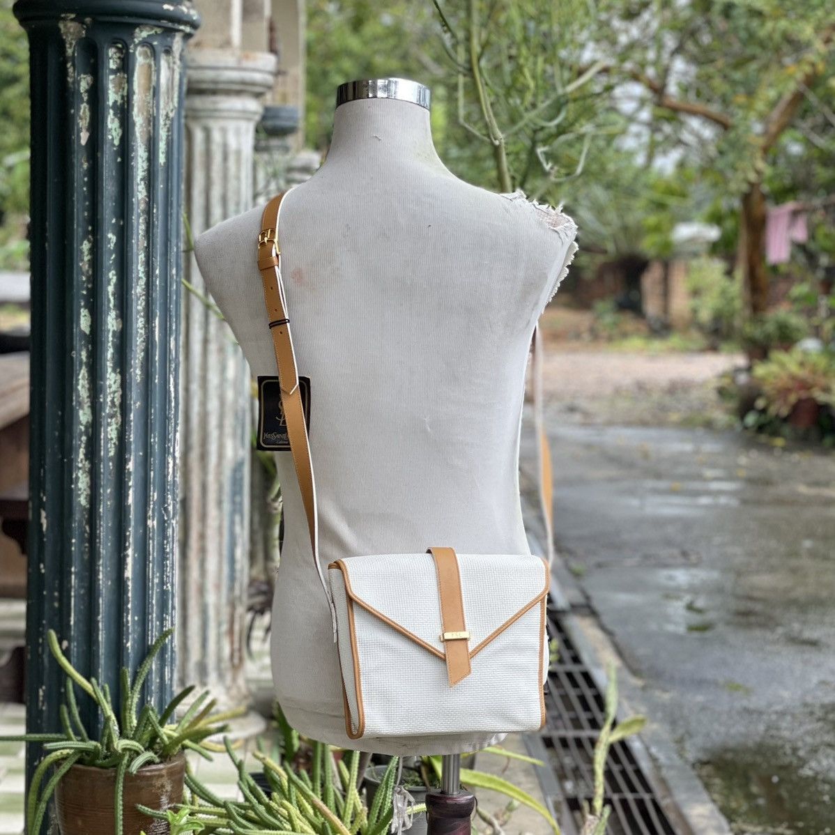 Yves Saint Laurent Vintage Yves Saint Launrent Off White/Tan Leather Crossbody Size ONE SIZE - 1 Thumbnail