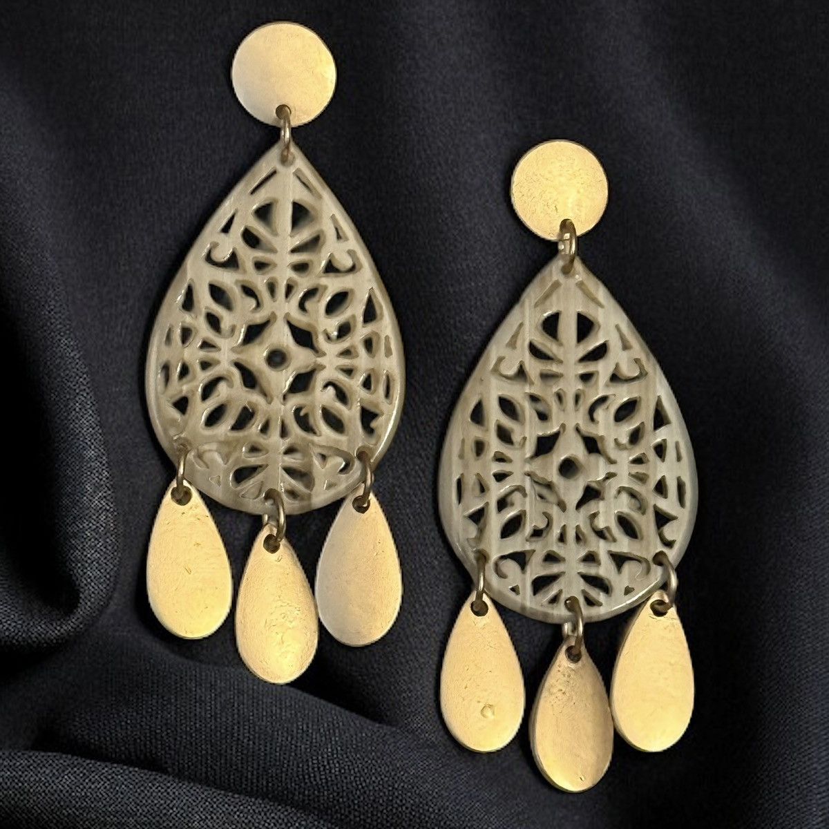 Other Cream and gold filigree teardrop dangle earrings Size ONE SIZE - 1 Thumbnail