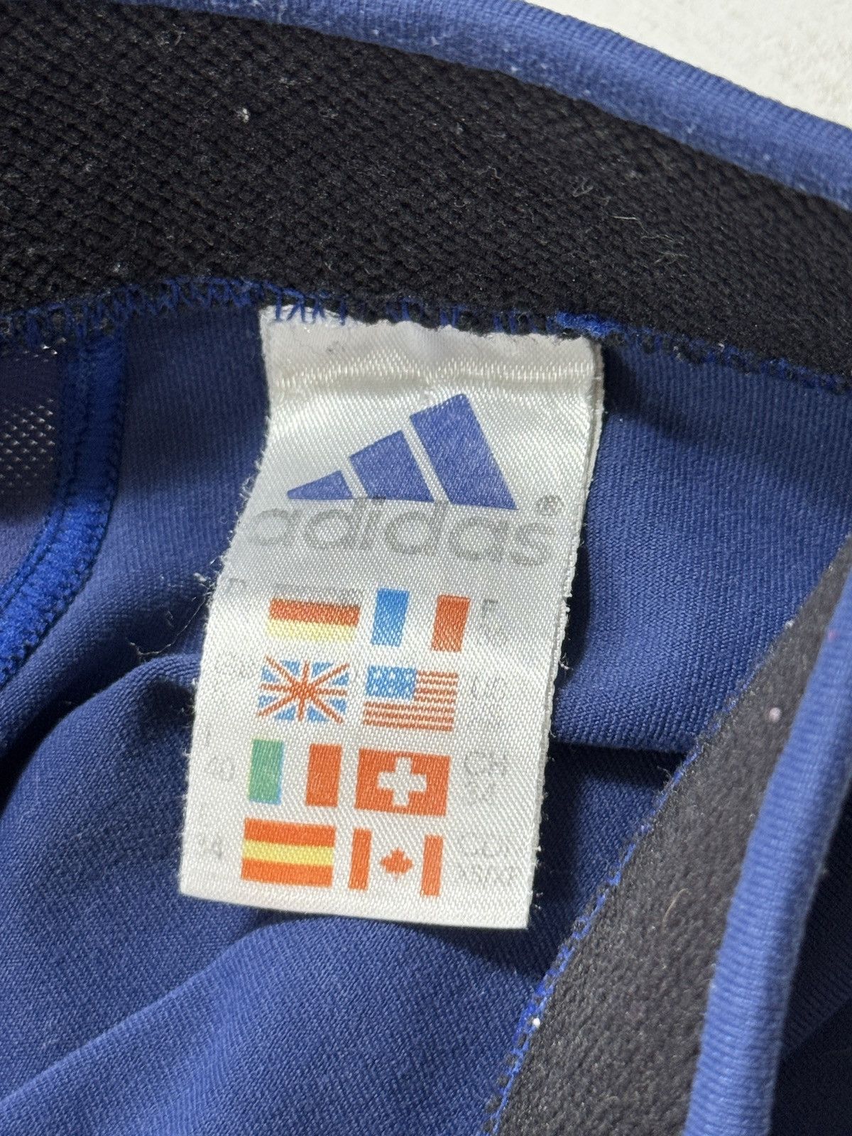 Adidas VINTAGE ADIDAS MINI LOGO Y2K SHORTS Size 26" / US 2 / IT 38 - 7 Thumbnail
