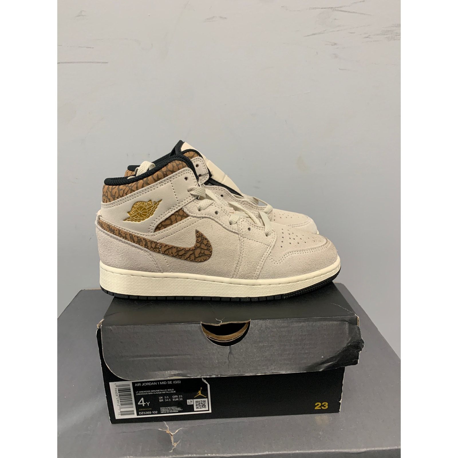 Nike Nike Air Jordan 1 Mid SE Brown Elephant GS Size 4 BRAND NEW Size US 5 / EU 37 - 1 Thumbnail
