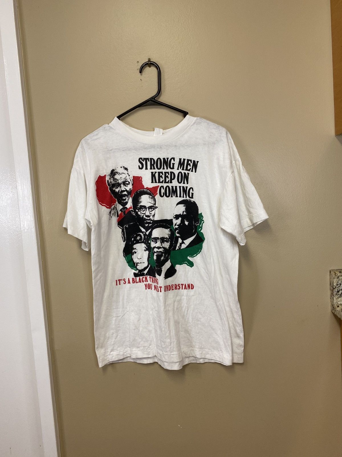 Vintage Strong Men Keep on Coming T-Shirt Size US L / EU 52-54 / 3 - 1 Thumbnail