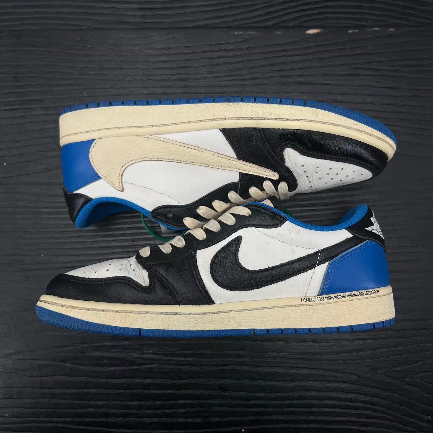Travis Scott Travis Scott x Air Jordan 1 Low 'Lightning Barb' Size US 7 / EU 40 - 2 Thumbnail