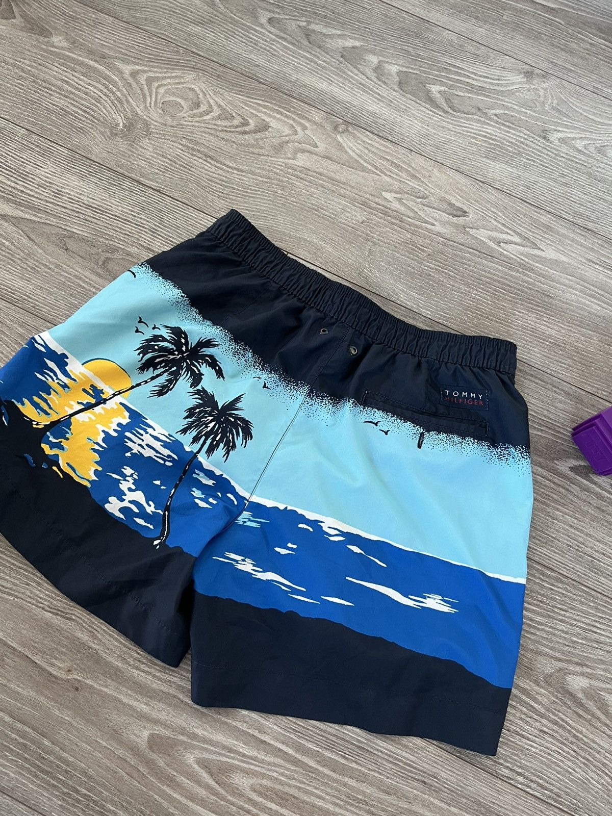 Tommy Hilfiger Tommy Hilfiger Overprinted Bahama Beach Swimming Shorts Size US 30 / EU 46 - 18 Thumbnail