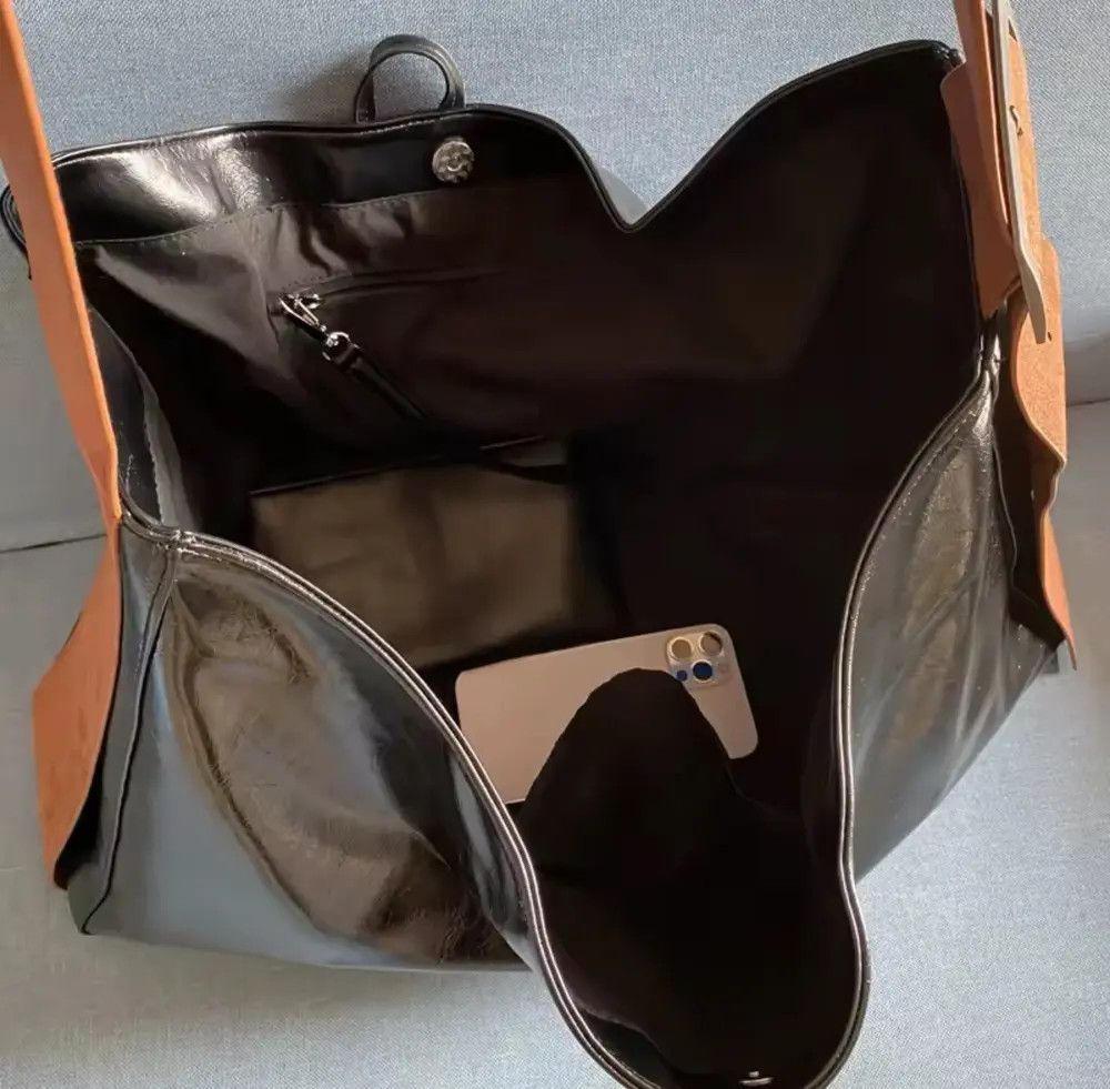 Designer Design Large Capacity PU Leather Wide Strap Shoulder Bag Size ONE SIZE - 4 Thumbnail