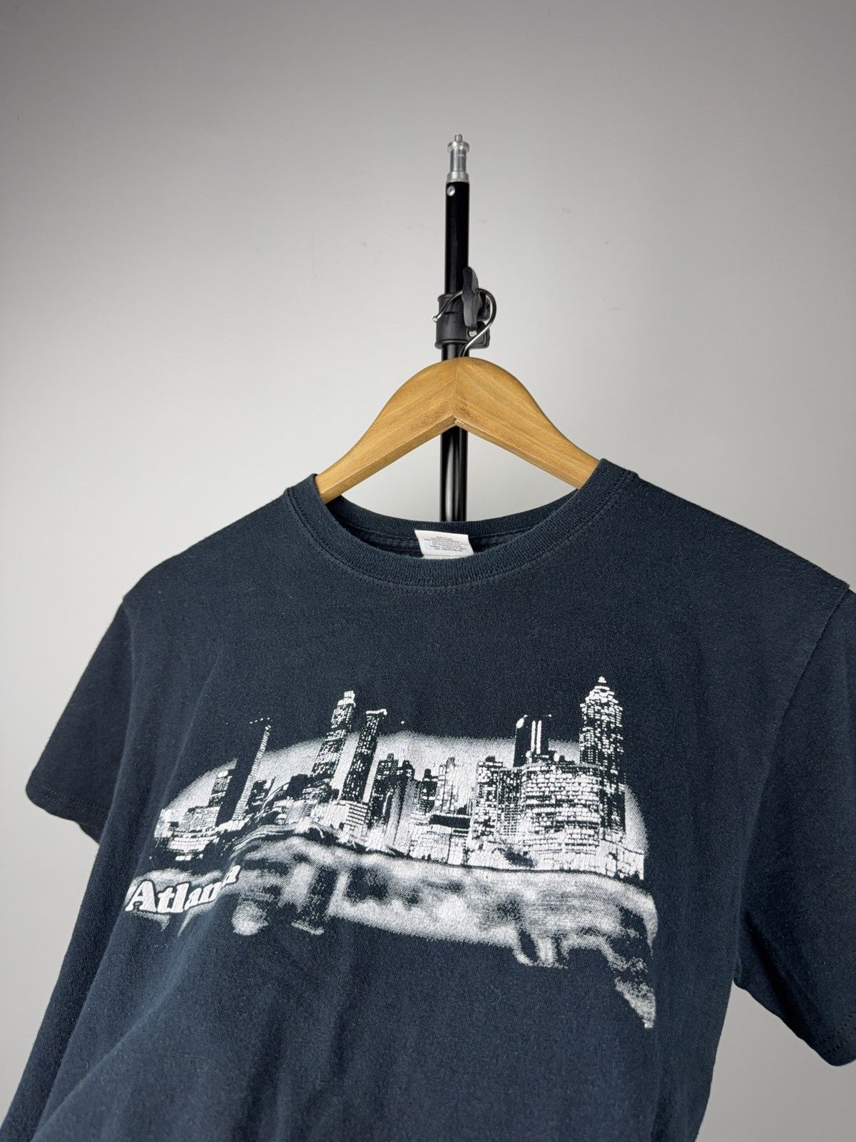 Vintage Vintage 00s Y2K Retro USA Atlanta Logo city t shirt Size US S / EU 44-46 / 1 - 7 Thumbnail