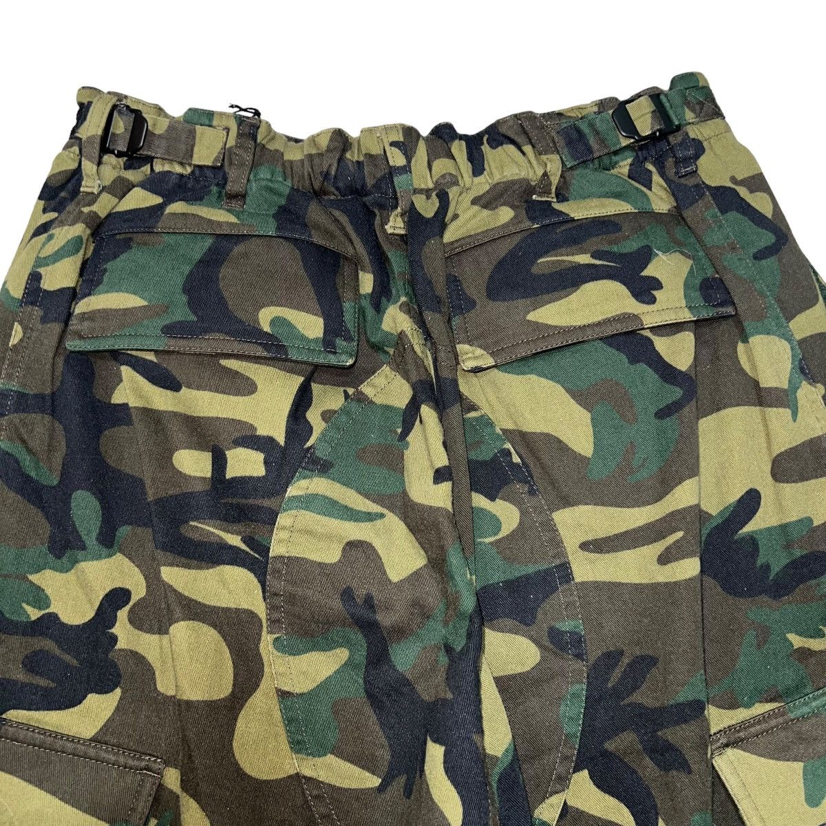Balenciaga BALENCIAGA 2021 WINTER OVERSIZED CAMOUFLAGE KICK CARGO PANTS Size US 31 - 8 Thumbnail