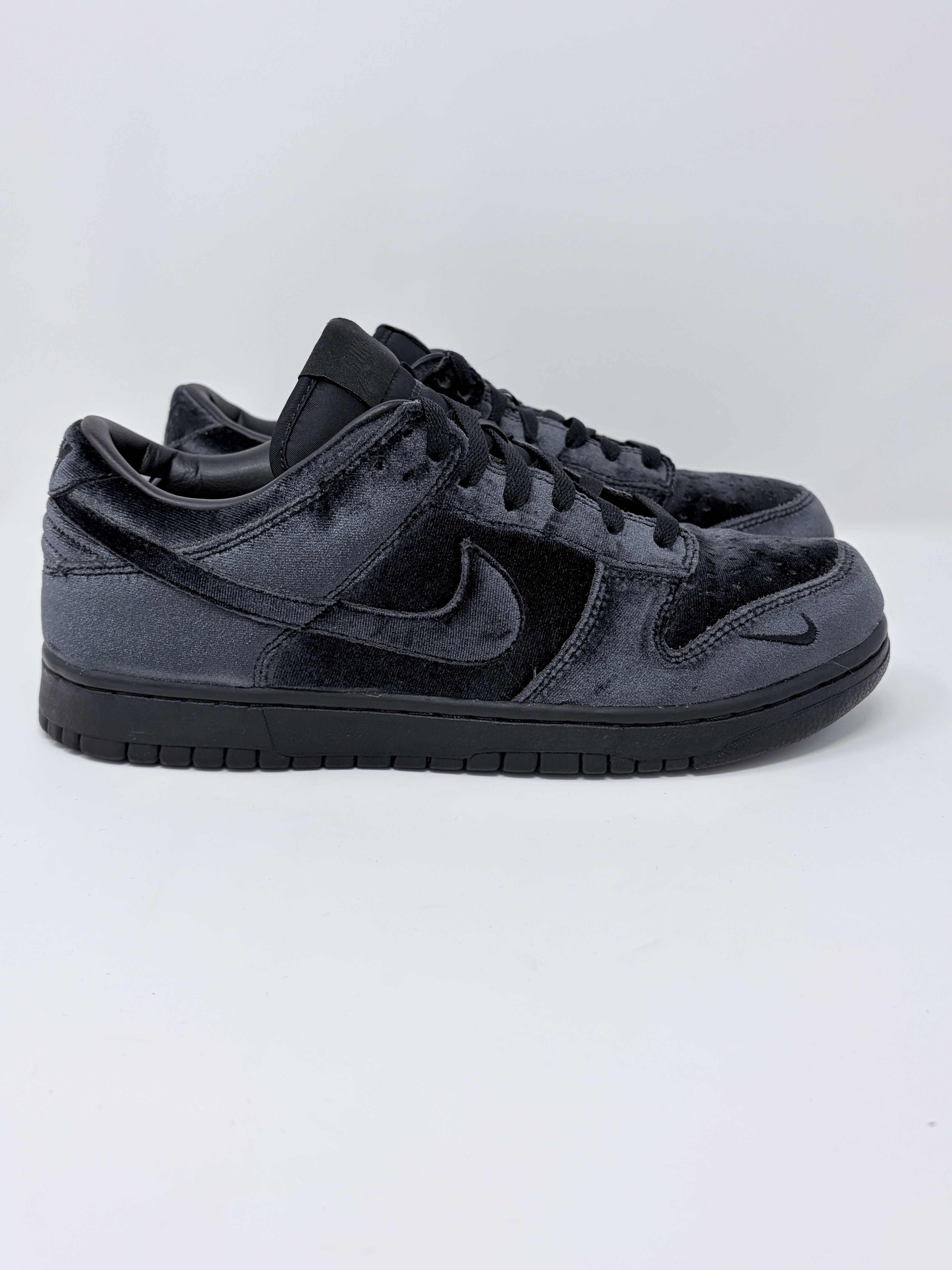 Dover Street Market × Nike DSM Nike Dunk Low Velvet Black Size US 9 / EU 42 - 2 Thumbnail