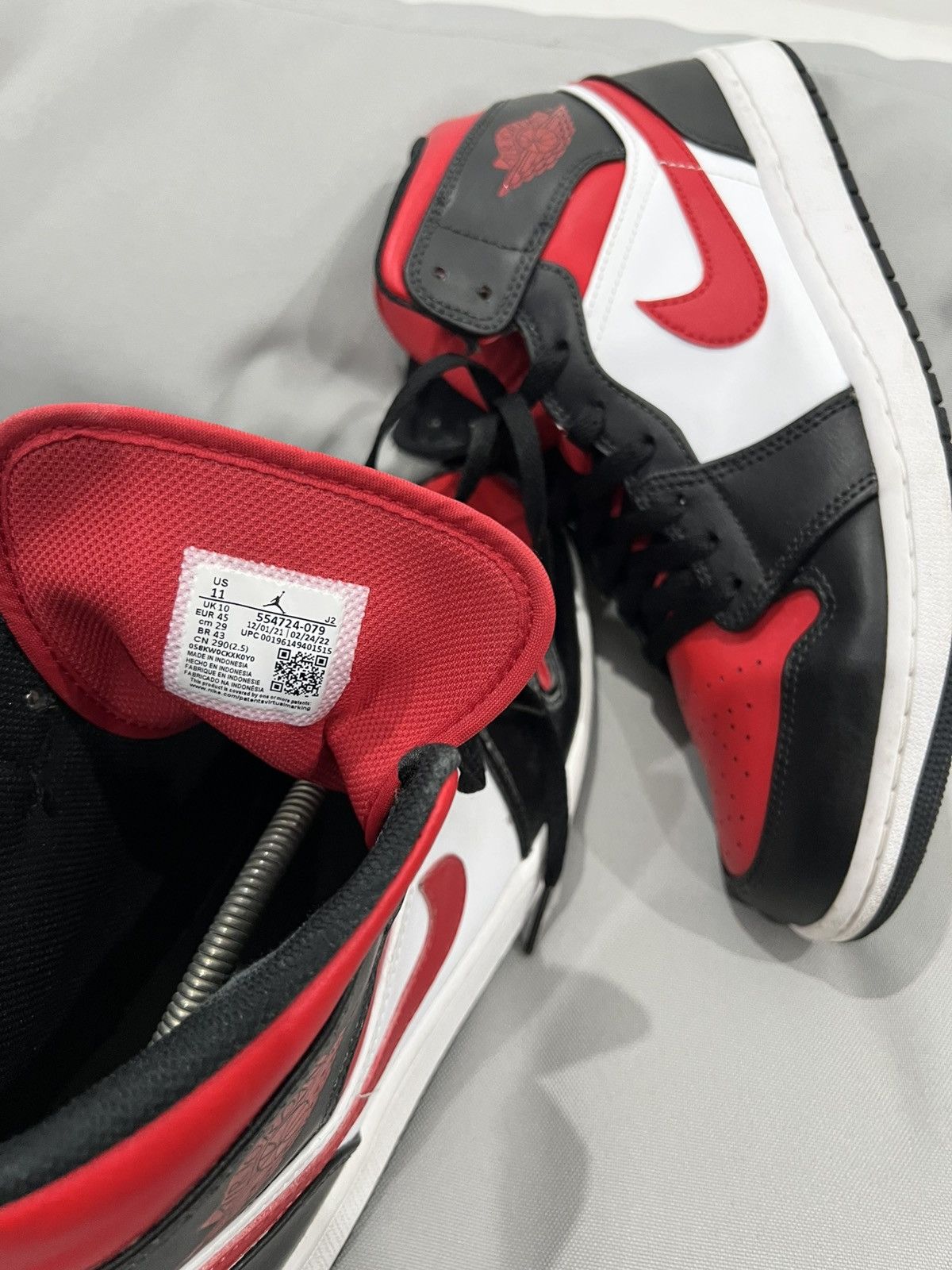Jordan Brand × Nike 🩸RARE🩸Nike Air Jordan Mid White Black Red Shoes Size US 11 / EU 44 - 8 Thumbnail