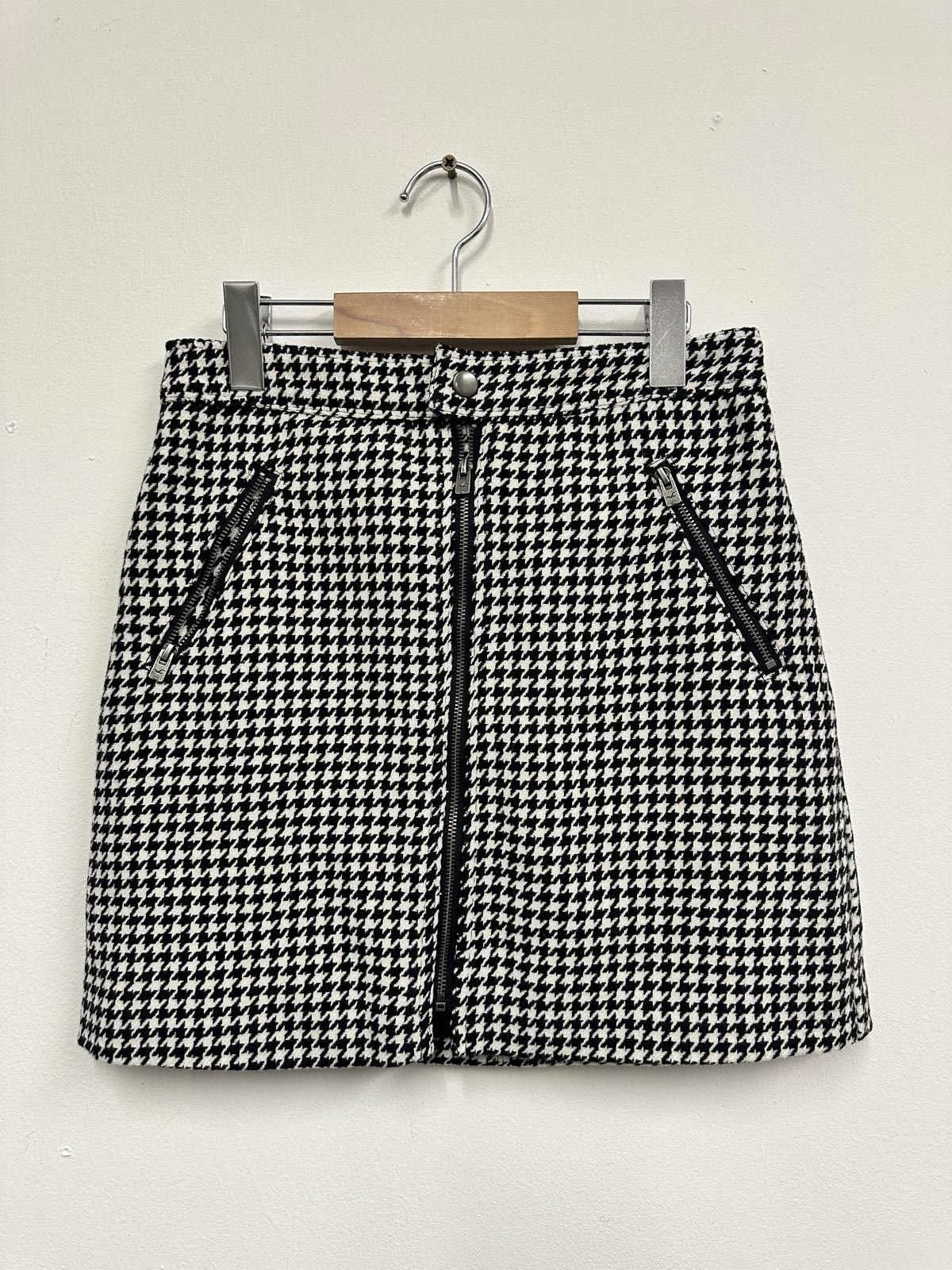 Hollister Hollister Ultra High-Rise Houndstooth Mini Skirt Size 28" / US 6 / IT 42 - 1 Thumbnail