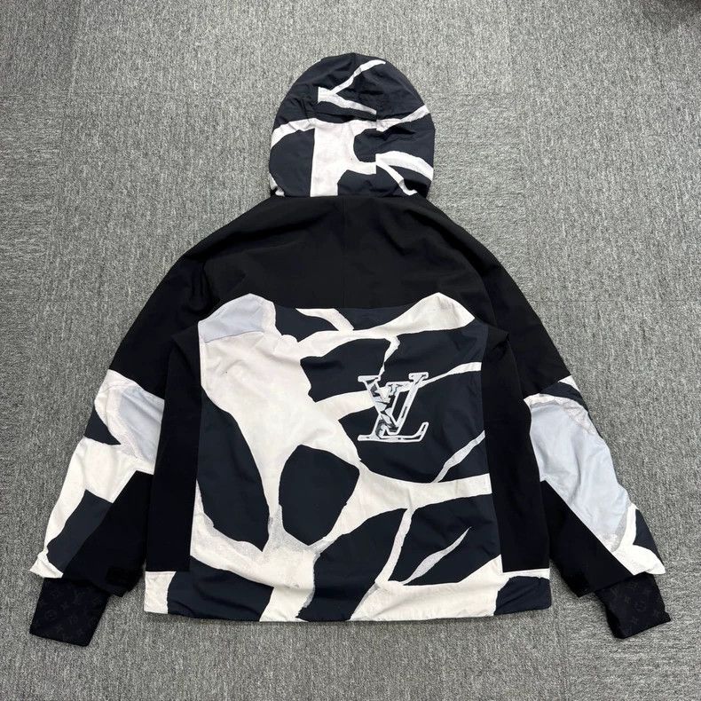 Louis Vuitton Louis Vuitton size 60 Color-block logo print ski jacket 250 Size US M / EU 48-50 / 2 - 5 Thumbnail