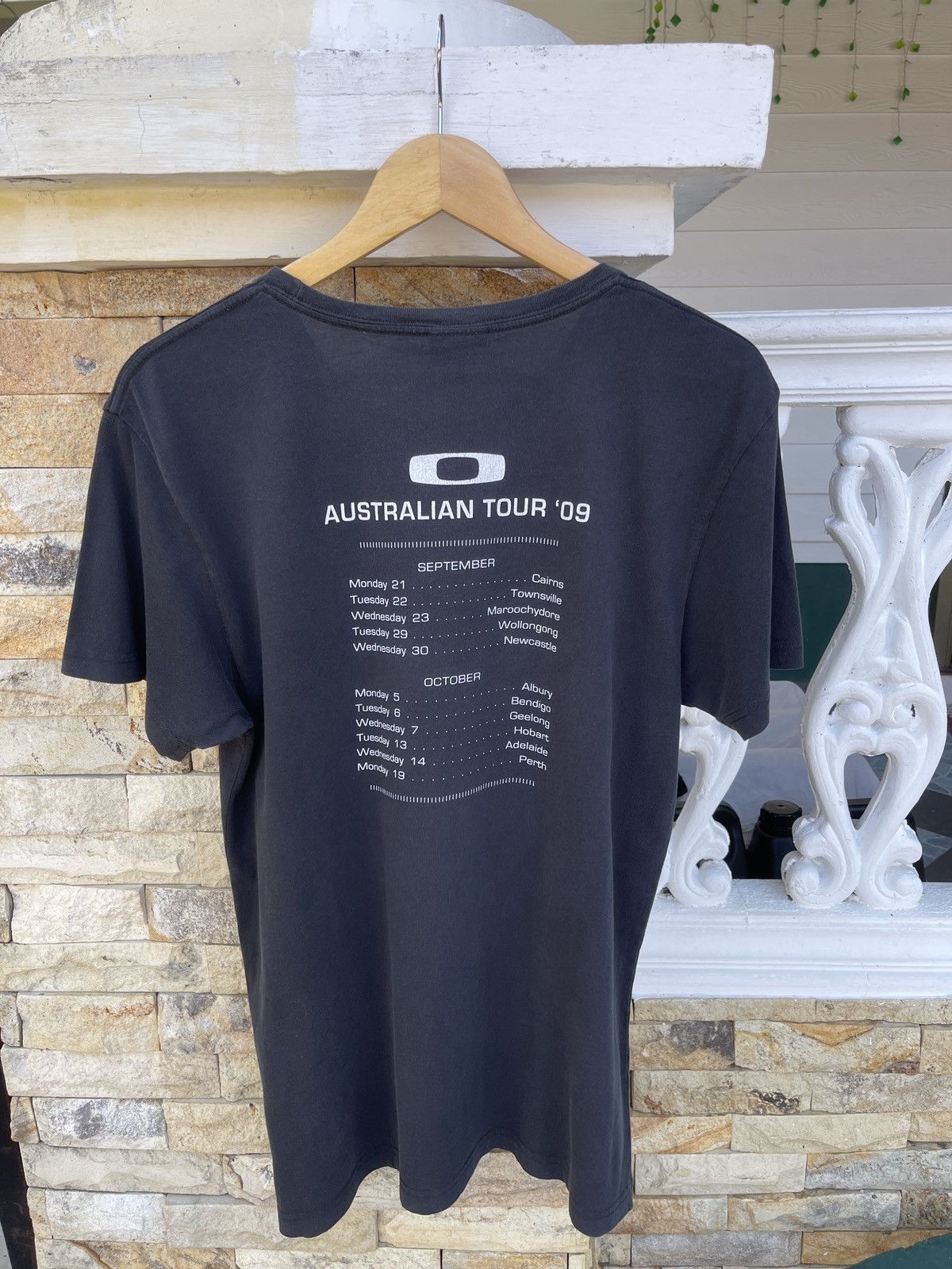 Oakley Rare🔥Vintage 09’OAKLEY Center Logo T-Shirt Size US L / EU 52-54 / 3 - 2 Thumbnail
