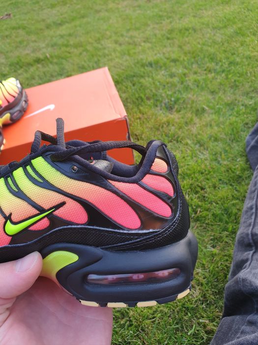 Air max plus clearance black volt solar red