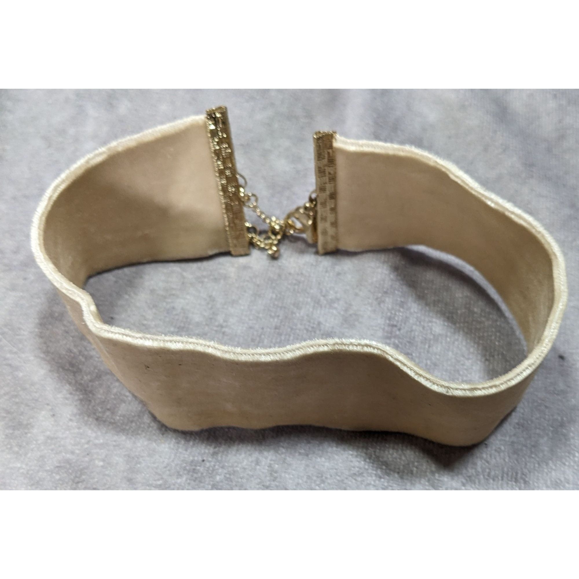 Express Express Y2K Velvet Beige Choker Necklace With Gold Clasp Det Size ONE SIZE - 10 Thumbnail
