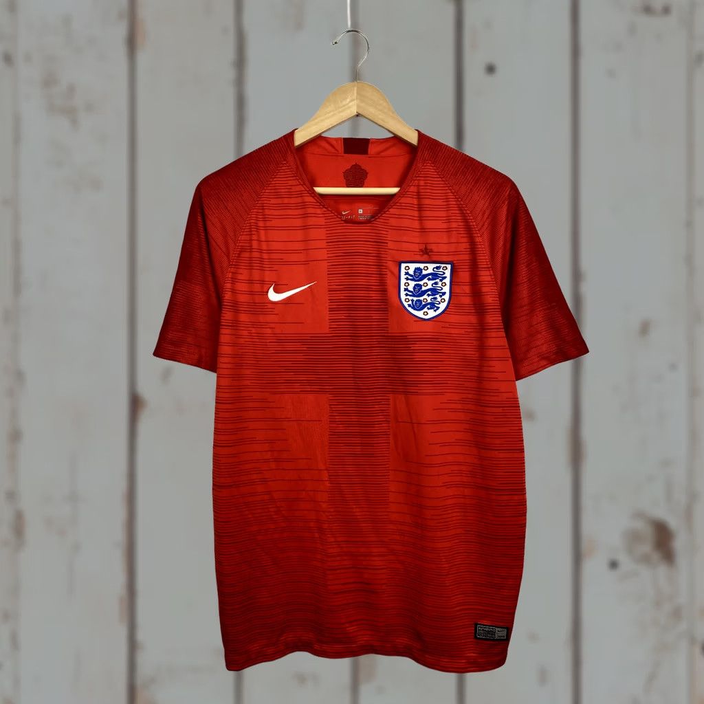 Nike VINTAGE England soccer jersey T-Shirt Mens L Red Nike Retro Hype 2000s Y2K Rare Vintage England soccer jersey T-Shirt Red Nike Mens L Size US L / EU 52-54 / 3 - 1 Thumbnail