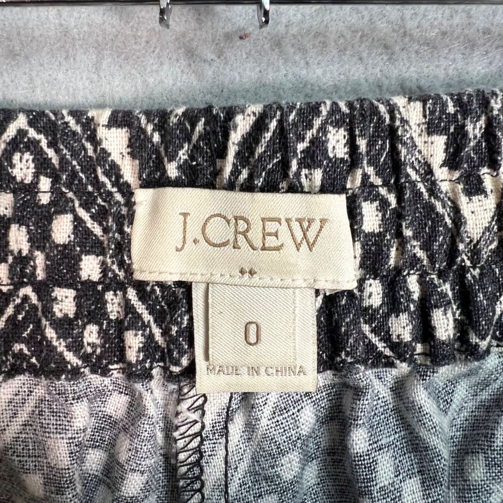 J.Crew VINTAGE J. Crew Womens Black & White Tribal Print Elastic Waist Pants Lightweight Pants Women 0 Black Ankle High Rise Straight 24.5in Inseam Womens Size 25" / US 0 / IT 36 - 3 Thumbnail