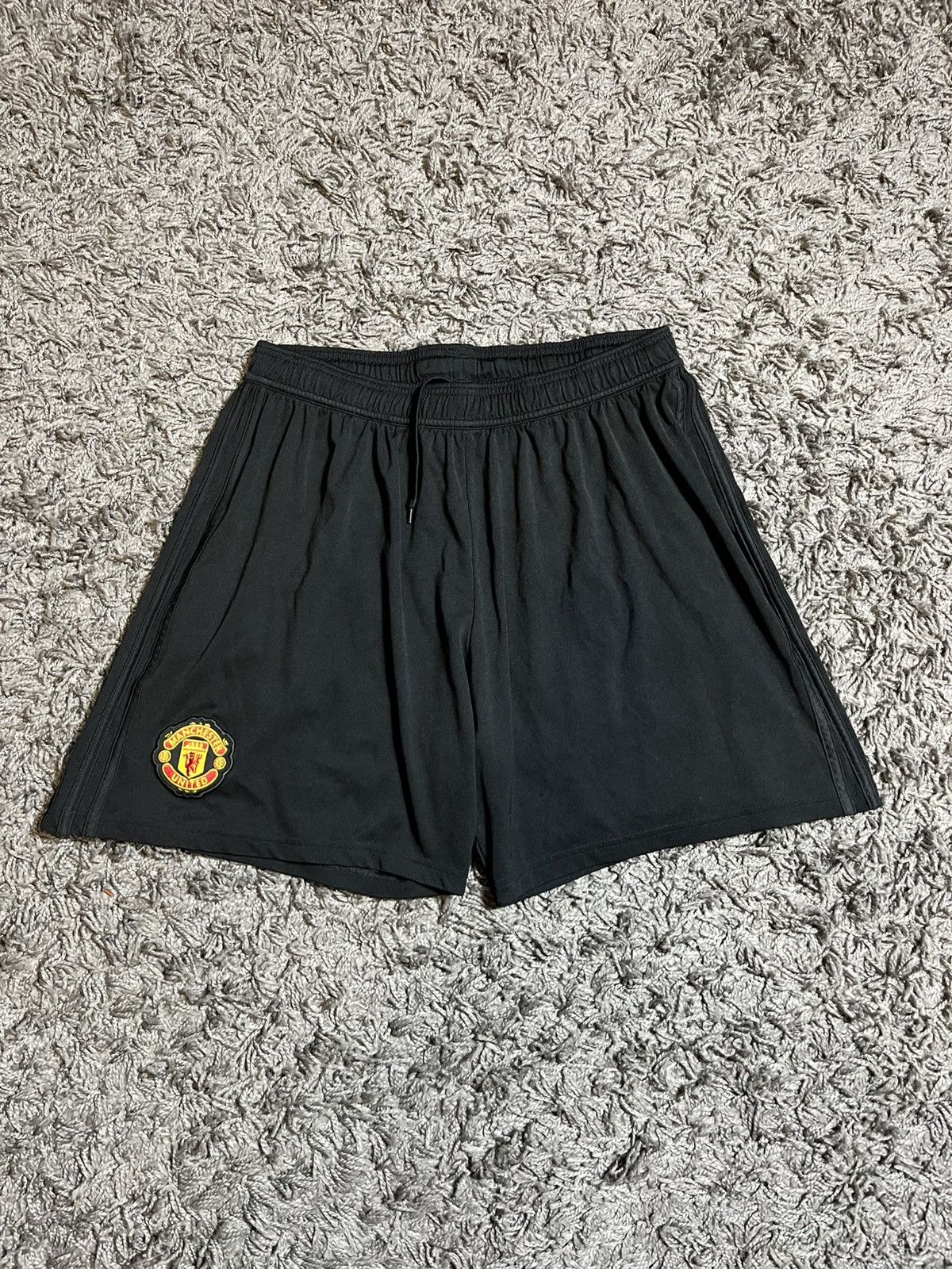 Adidas ADIDAS MANCHESTER UNITED 2018/19 SOCCER FOOTBALL SHORTS Size US 34 / EU 50 - 1 Thumbnail