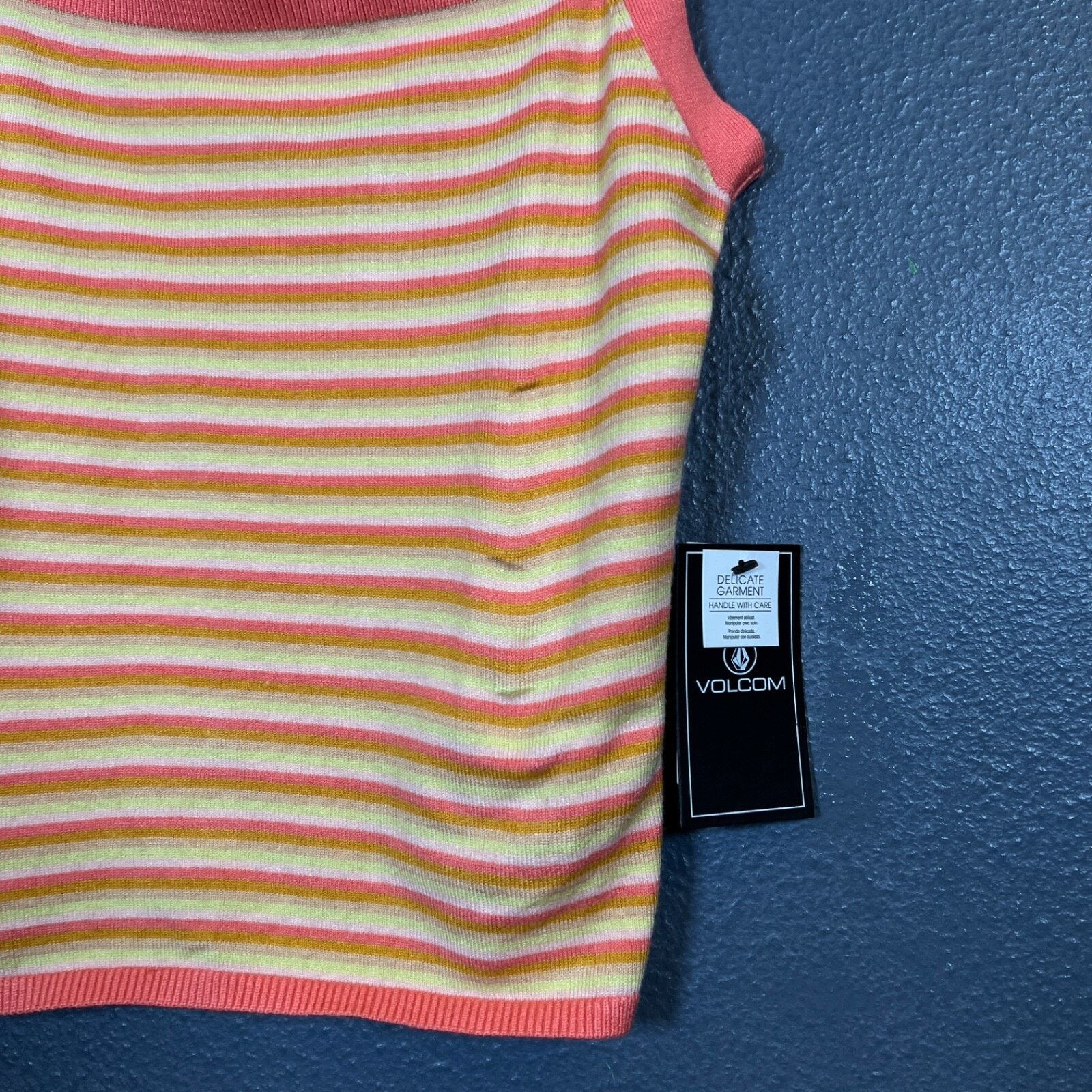 Volcom Volcom S women’s top yellow pink new sleeveless t-shirt tee Size S / US 4 / IT 40 - 2 Thumbnail