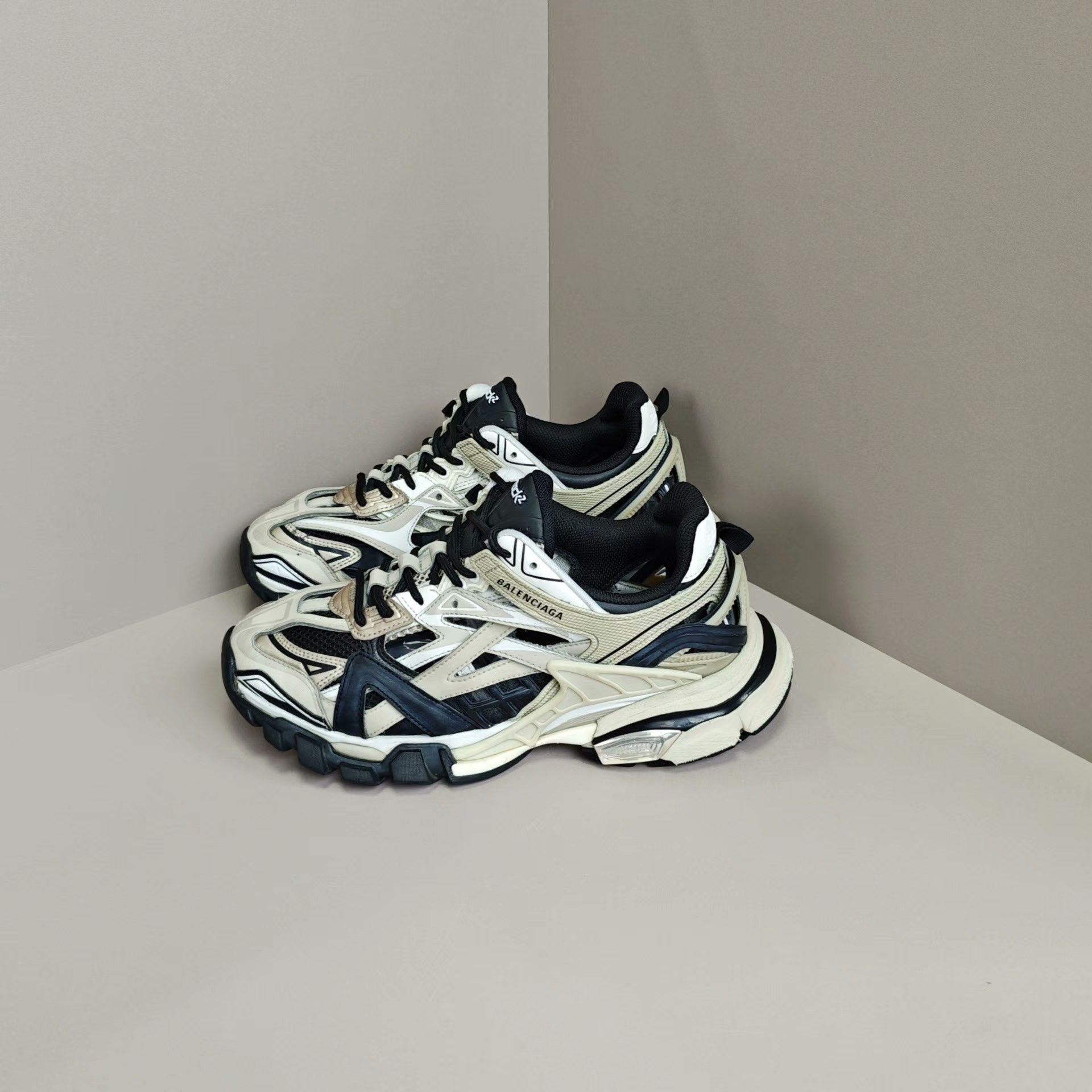 Balenciaga Balenciaga Gray Lowtop Sneakers 6 Men Size US 6 / EU 39 - 1 Thumbnail
