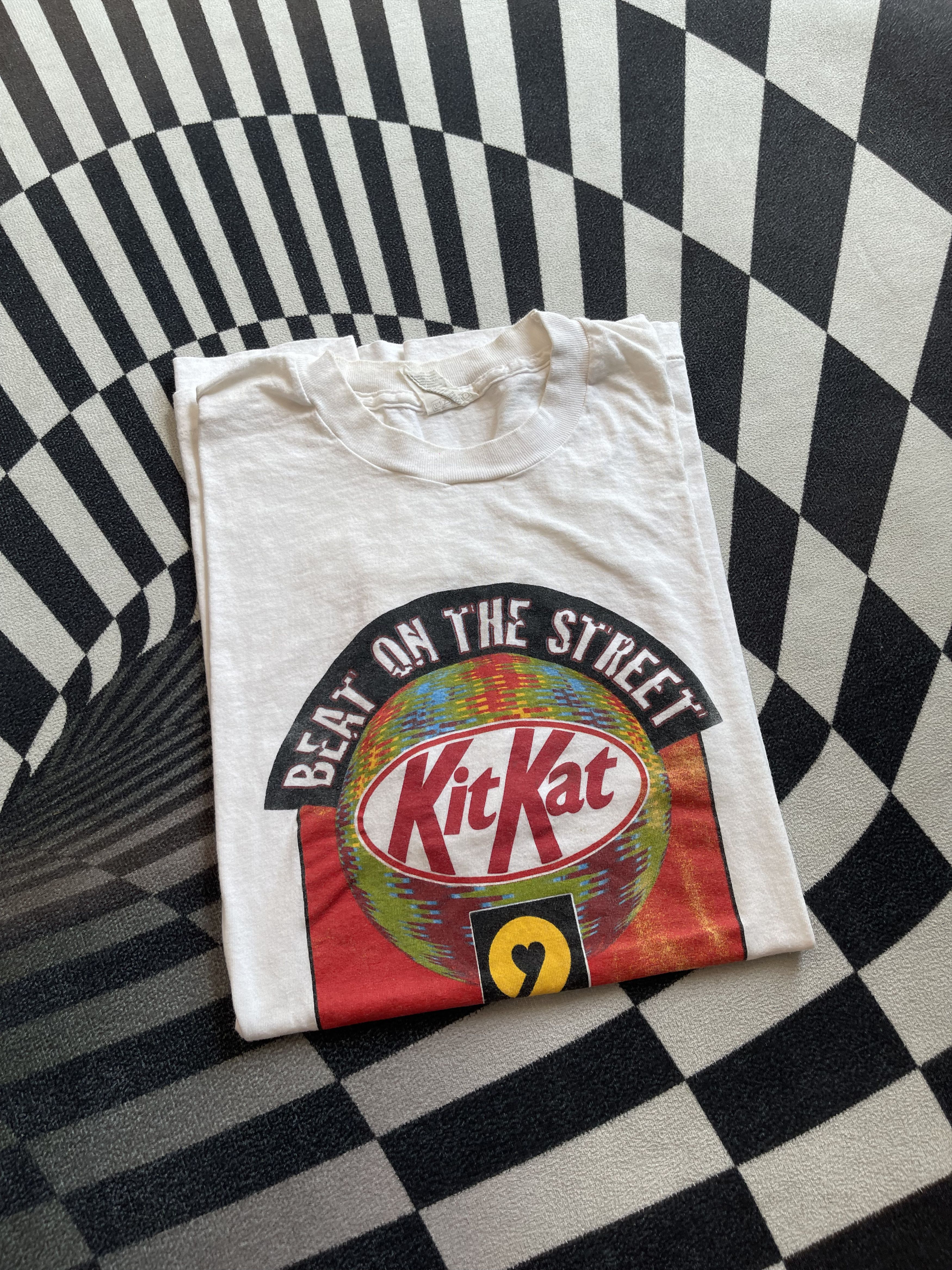 Vintage Vintage 90s KitKat "Beat on the Street" 2FM Radio Promo Tee Size US XL / EU 56 / 4 - 1 Thumbnail
