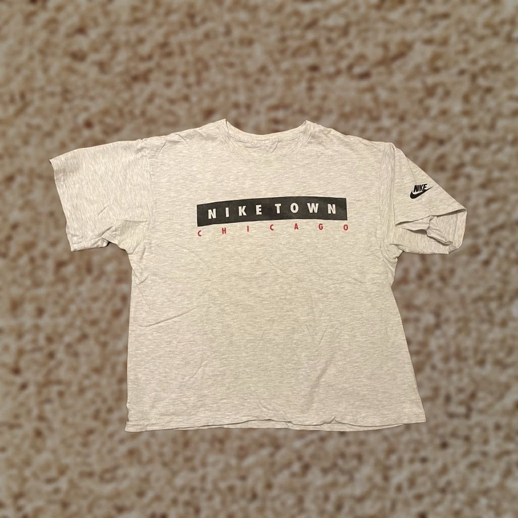 Nike VINTAGE Nike Town Chicago USA Gray S/S Tee T-Shirt Adult L/XL Shirt Mens Timeframe 1990s Size US L / EU 52-54 / 3 - 1 Thumbnail