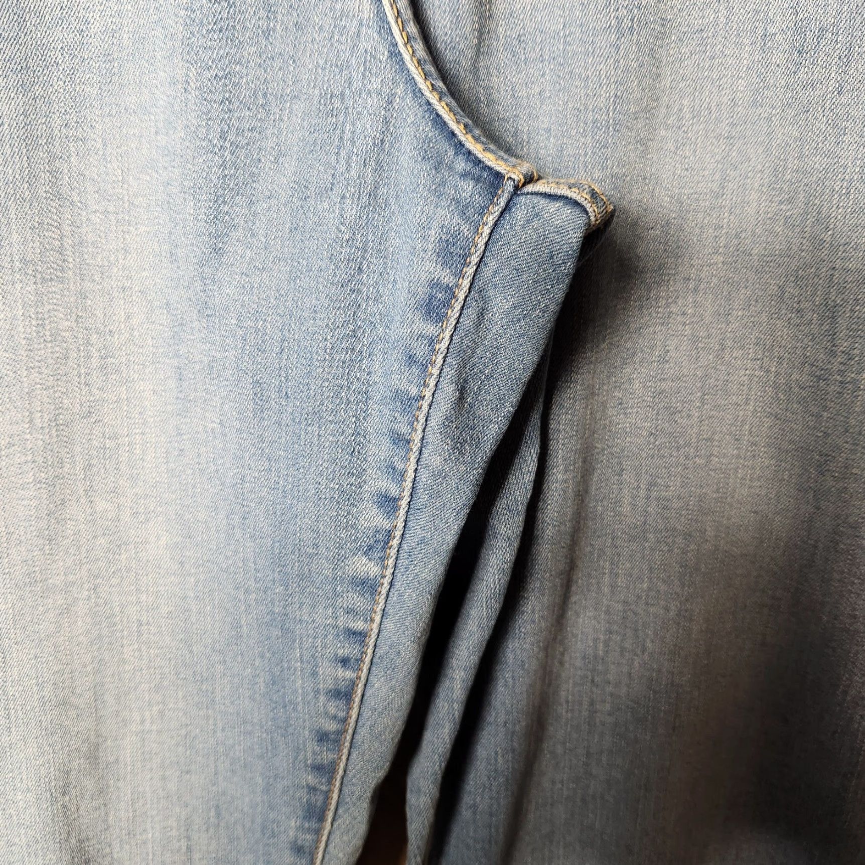 Levi's Levi's 414 Relaxed Straight Jeans Womens Light Wash Blue 31 Regular Cotton Blend Denim Mid Rise - 31 Inseam 31 Boys? Size 24" / US 00 / IT 34 - 3 Thumbnail