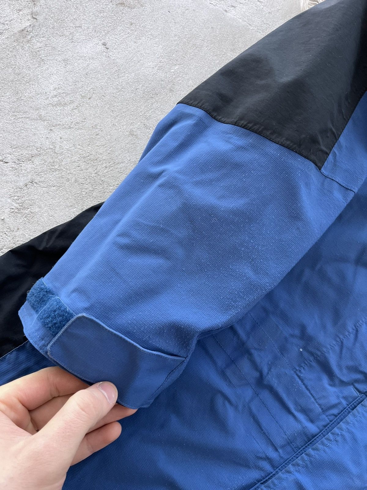 Berghaus Vintage Berghaus GoreTex Navy Black Windbreaker Jacket Y2K Size US L / EU 52-54 / 3 - 11 Thumbnail