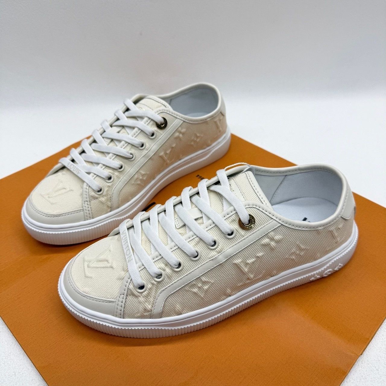 Louis Vuitton Louis Vuitton Beige Lowtop Sneakers us_7-5 Women Size US 7.5 / IT 37.5 - 1 Thumbnail