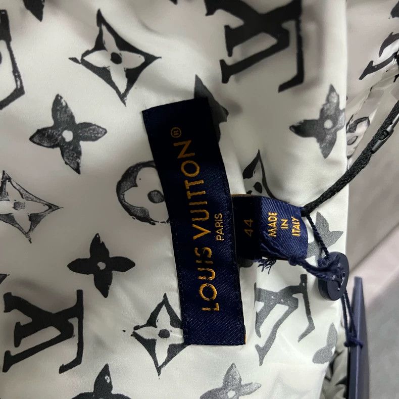 Louis Vuitton Louis Vuitton Full White Logo Hooded Jacket Size US S / EU 44-46 / 1 - 3 Thumbnail