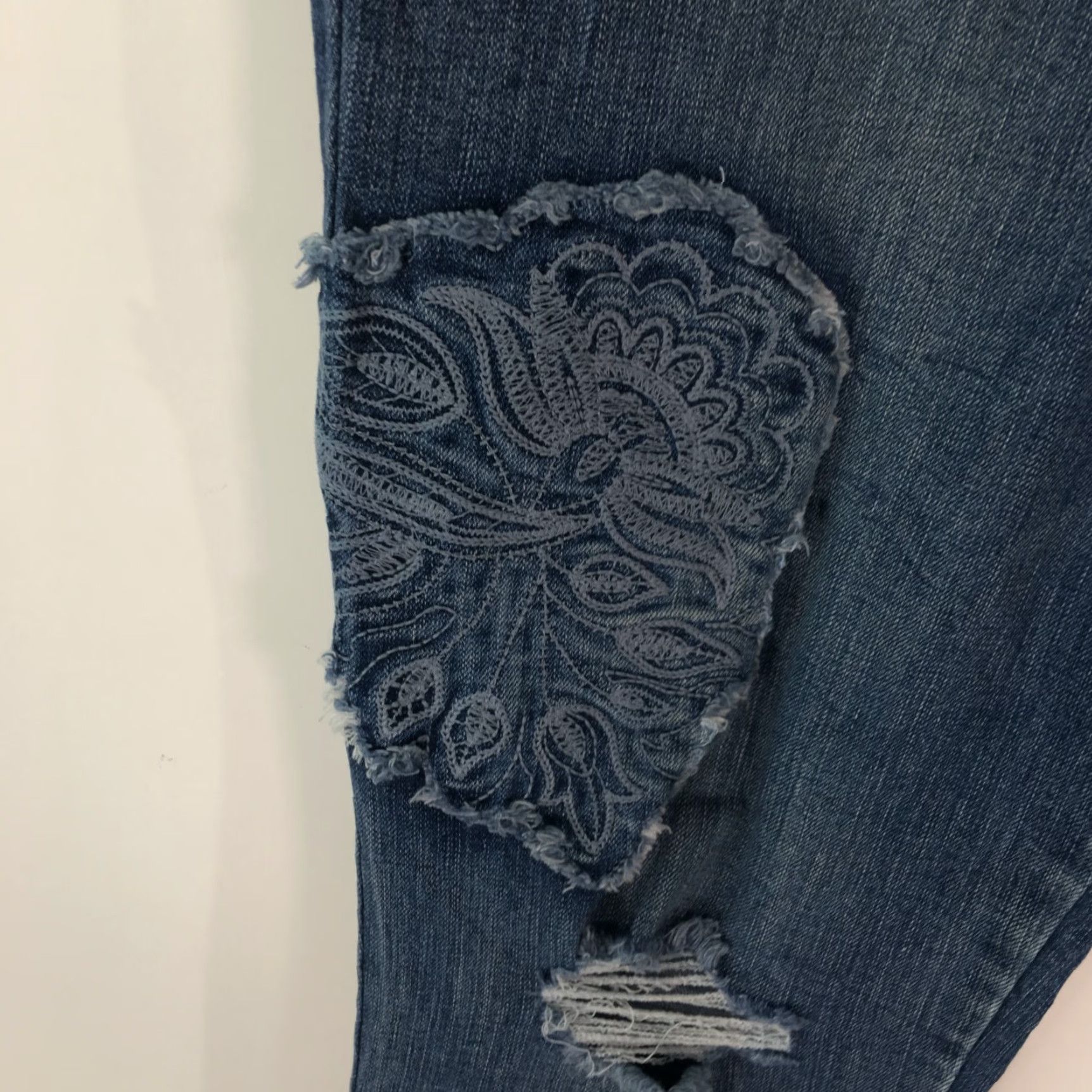 Jessica Simpson Jessica Simpson Jeans Women's Distressed Embroidered Blue Denim Slim Stretch 5-Pocket Size 30 32x30 Size 30" / US 8 / IT 44 - 5 Thumbnail
