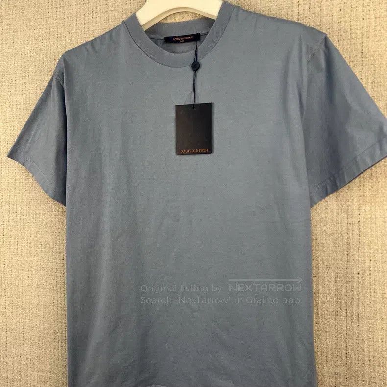 Louis Vuitton Louis Vuitton Solid embossed logo crewneck short sleeves Size US M / EU 48-50 / 2 - 2 Thumbnail