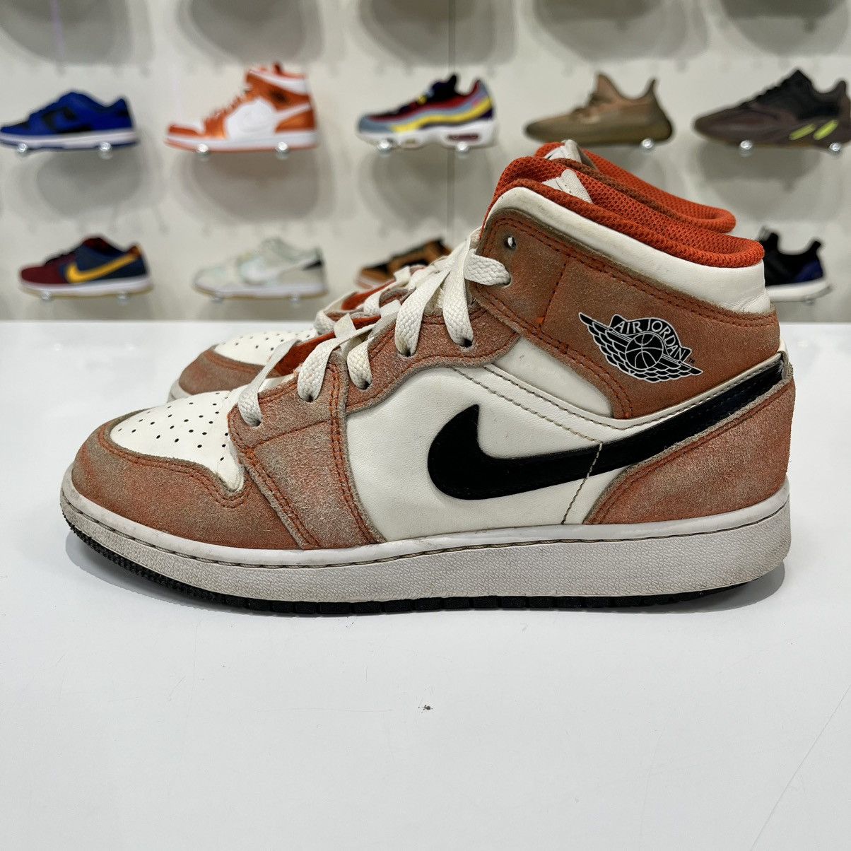 Nike Air Jordan 1 Mid SE Orange Suede (GS) Size US 5 / EU 37 - 3 Thumbnail