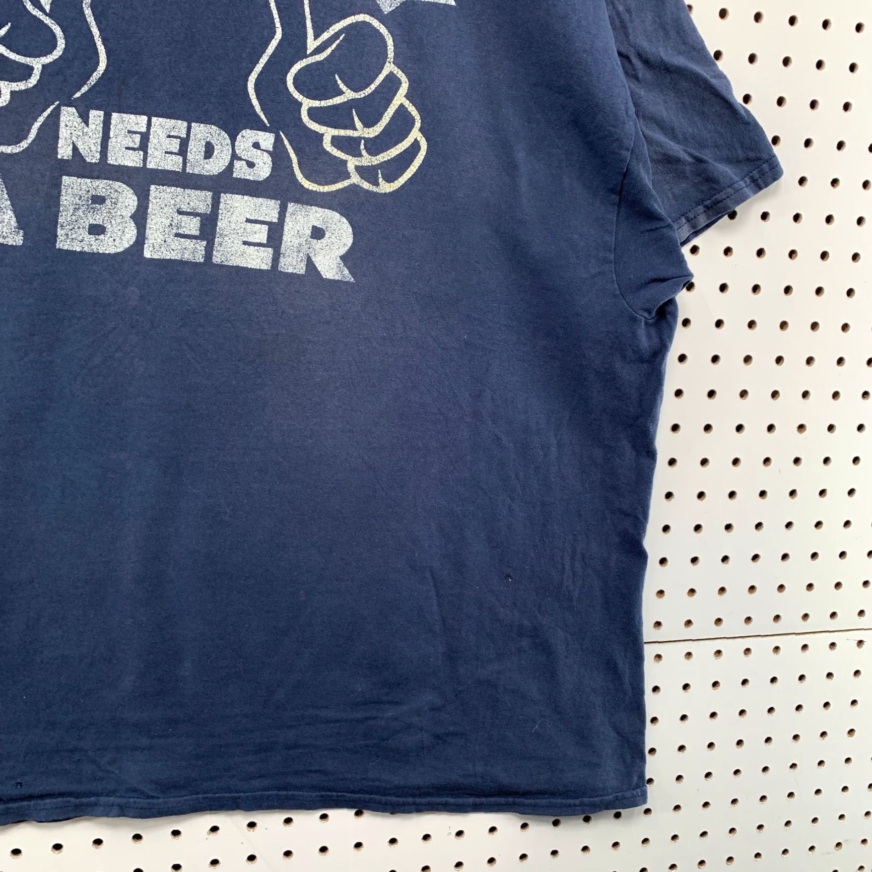 Gildan VINTAGE Gildan T-Shirt Mens 2XL Blue This Guy Needs A Beer Graphic Drinking Tee Beer Funny Shirt Men Size US XXL / EU 58 / 5 - 7 Thumbnail
