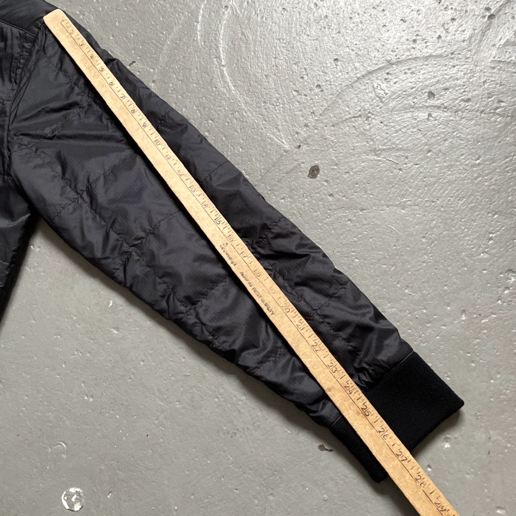 Icebreaker Icebreaker MerinoLOFT Insulated Quilted Bomber Jacket Unisex Adults L Black Outdoor Casual Merino Bomber Sample Pre-Owned Womens Mens Girls Boys Size US L / EU 52-54 / 3 - 6 Thumbnail